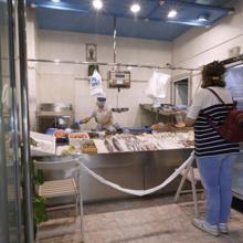 Chari y Ana conversan en la pescadería La Lonja