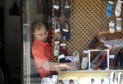 José Carlos Cervera preparar su zapatería para la reapertura del día 11
