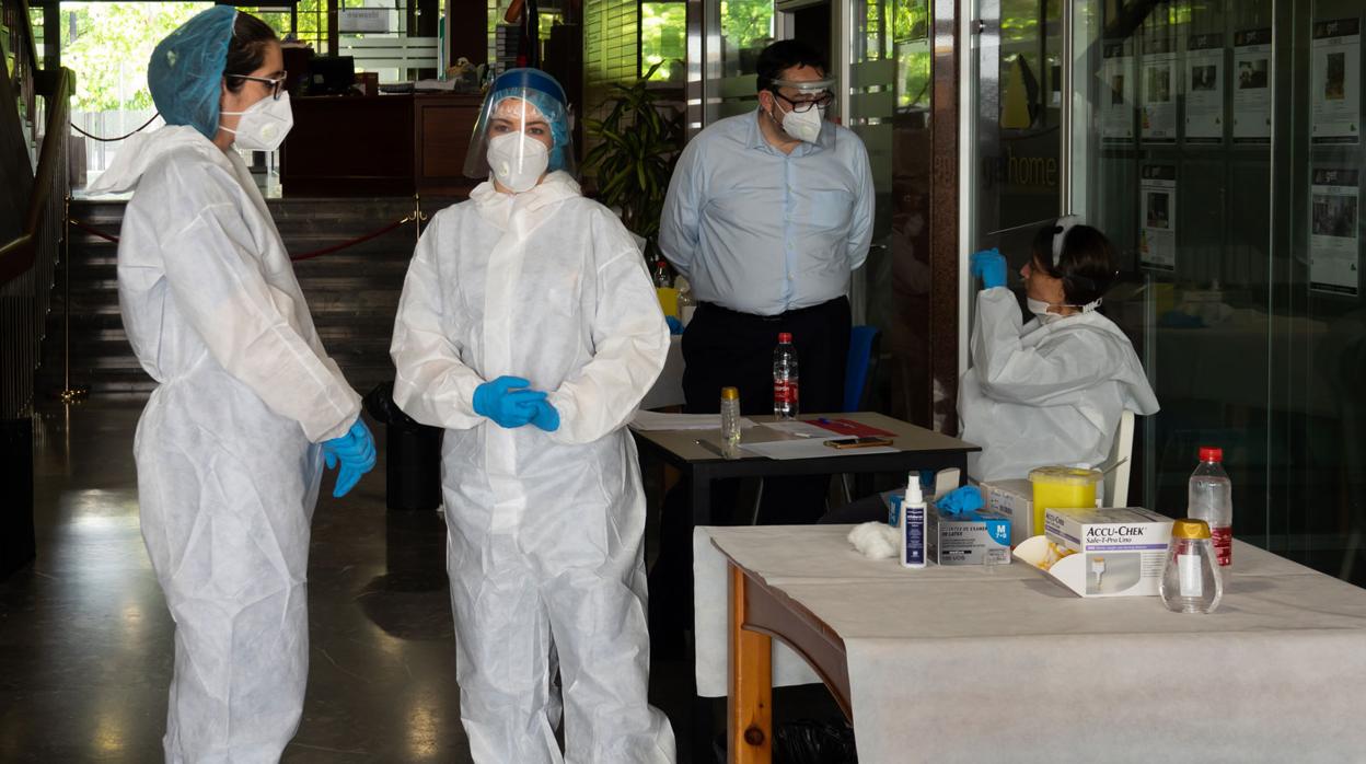 Sanitarios durante la realización de pruebas de coronavirus