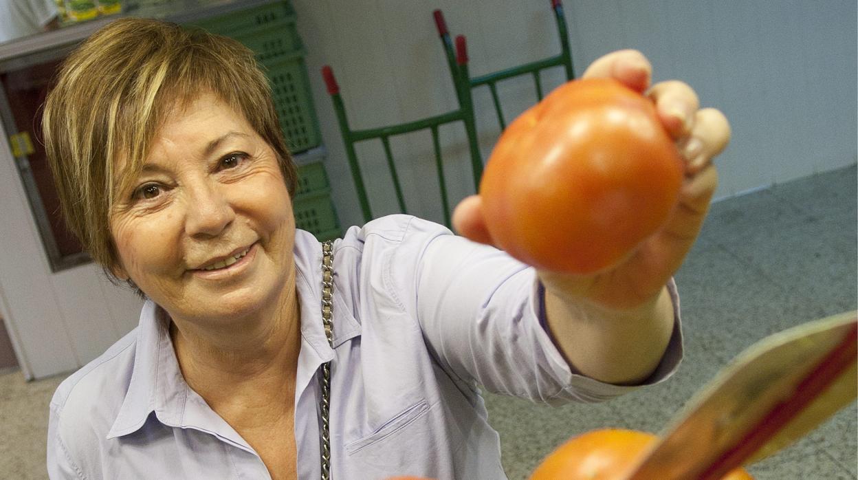Celia Villalobos, haciendo la compra en un mercado de Madrid