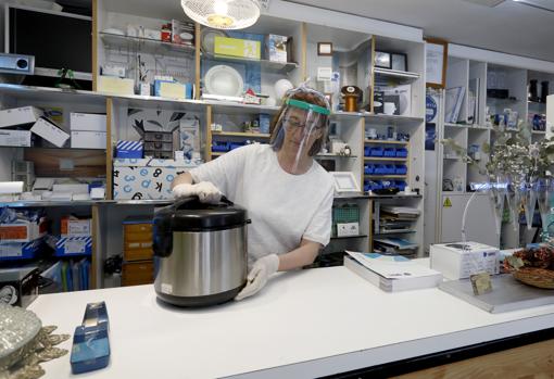 Una comerciante de Córdoba, en su establecimietno durante la fase cero