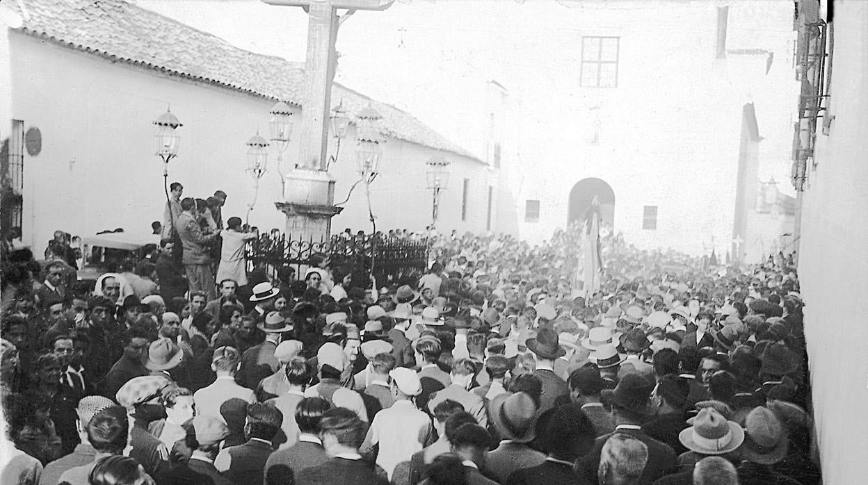 La plaza de Capuchinos, llena en el entierro de Julio Romero de Torres en mayo de 1930