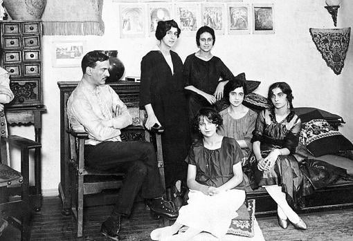 Julio Romero de Torres, con sus modelos en 1919