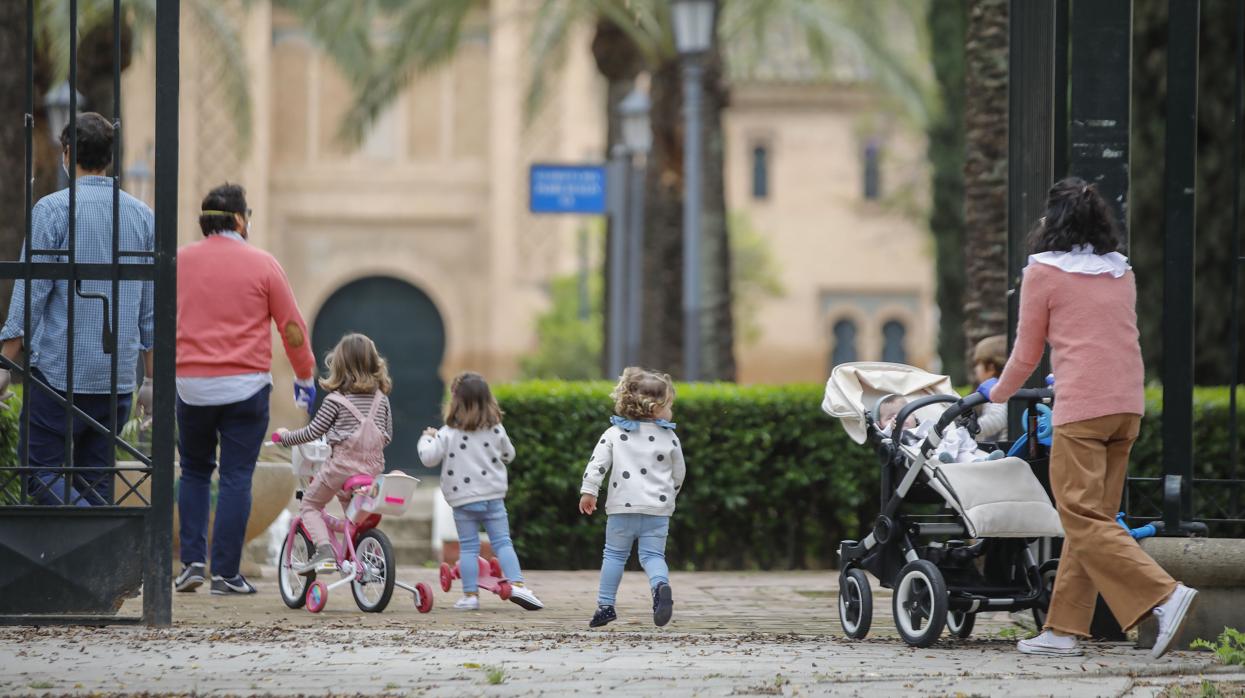 Niños paseando por Sevilla