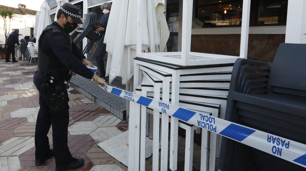 Imagen del precinto de un bar en la tarde de hoy, 12 de mayo, en el Tablero por montar velador sin licencia
