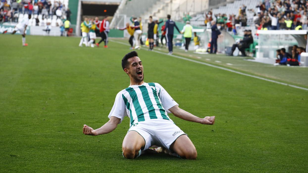 Iván Navarro celebra su gol ante el Sevilla Atlético