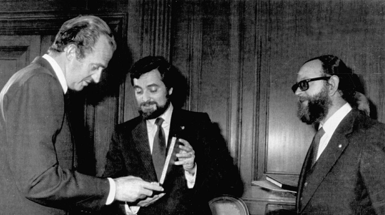 Anguita recibe al Rey Don Juan Carlos en el Ayuntamiento en 1981 junto al portavoz socialista, Antonio Zurita