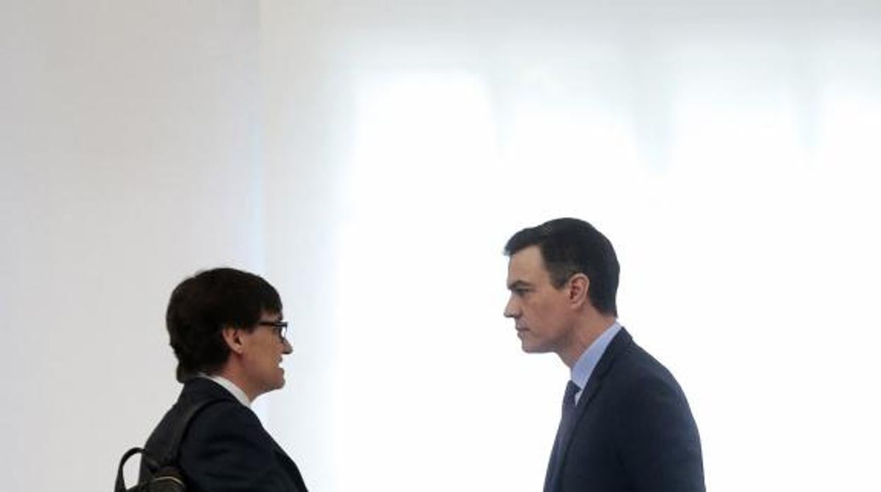 Pedro Sánchez conversa con el ministro de Sanidad, Salvador Illa, en el jornada del viernes