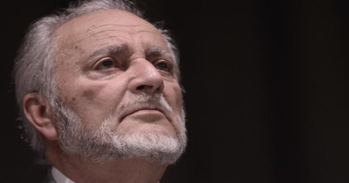 Julio Anguita, con gesto serio y mirada fija