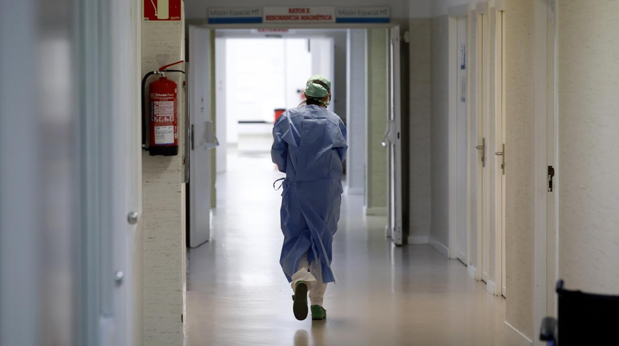 Un profesional sanitario camina en el interior de la UCI del hospital de la Cruz Roja