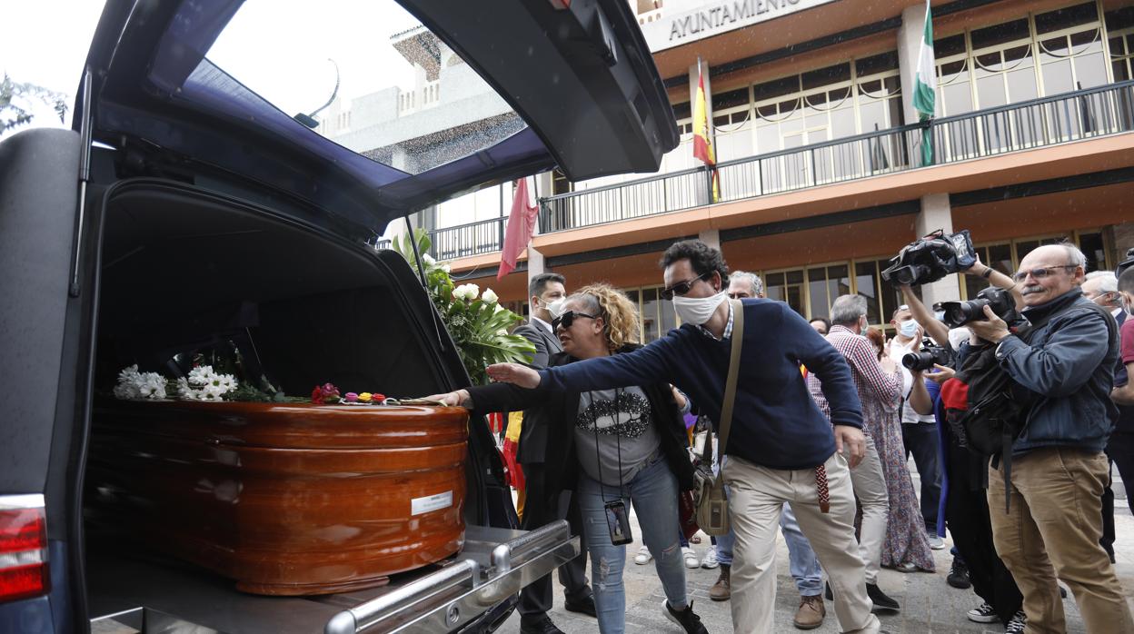 Varios ciudadanos se acercan a tocar el féretro con los restos de Julio Anguita en la tarde del domingo