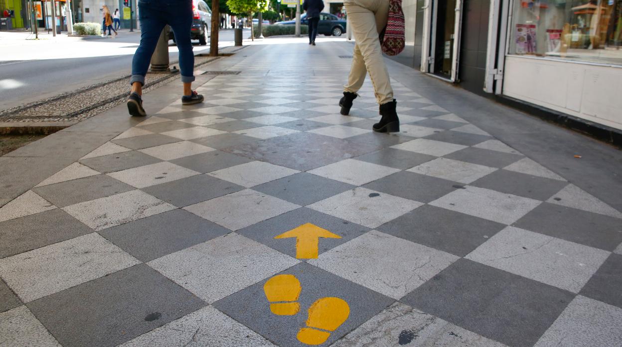 Pintadas en las calles de Granada delimitan los itinerarios para evitar concentraciones