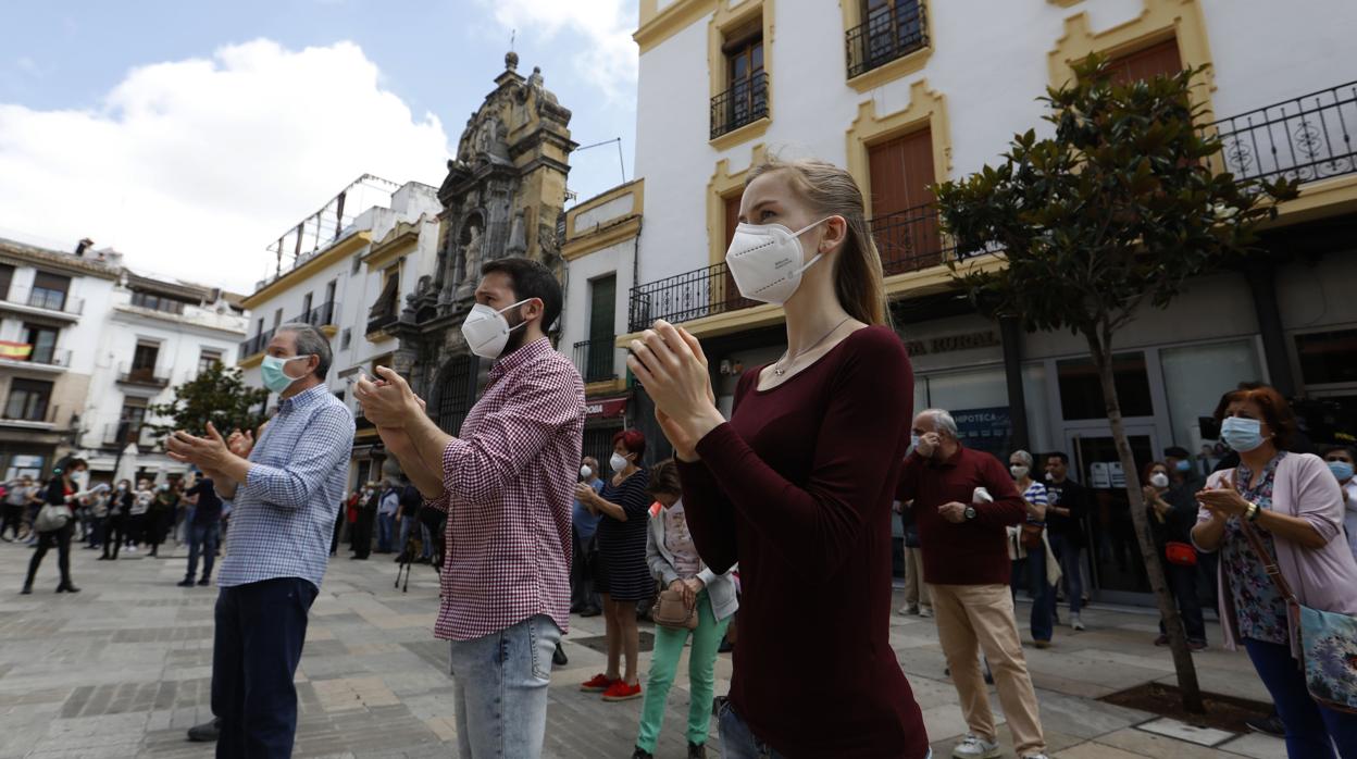 Cordobeses aplauden al féretro de Julio Anguita a su llegada al Ayuntamiento