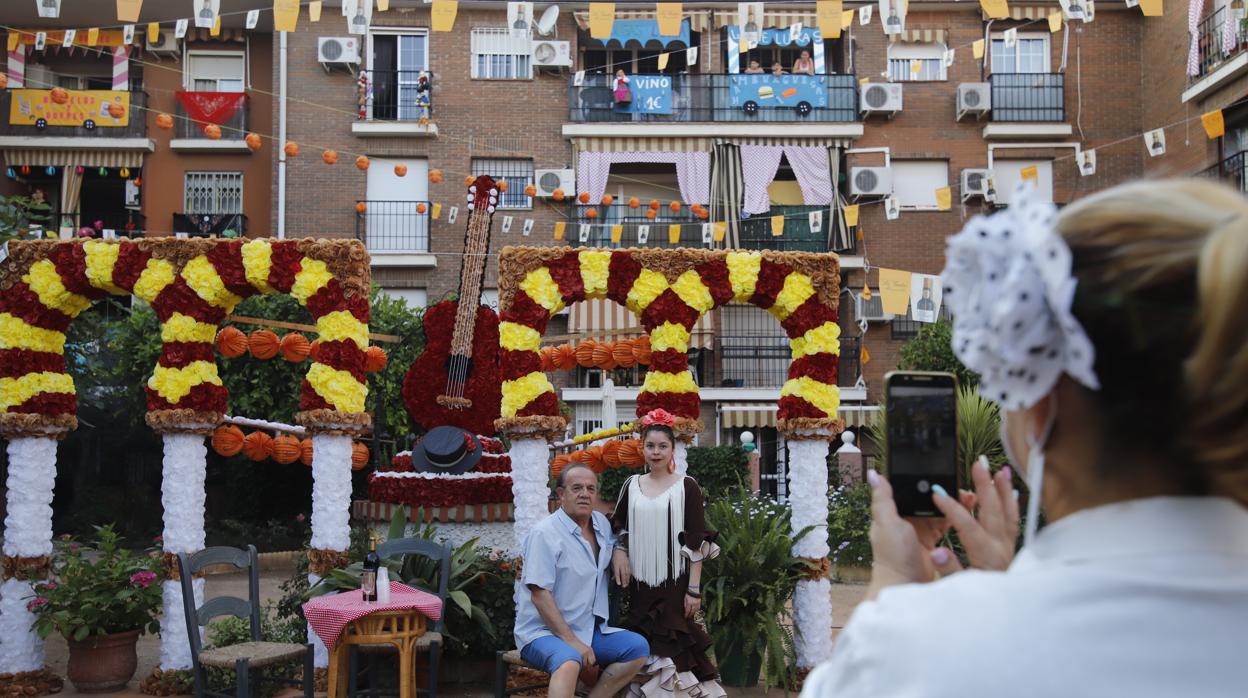 Decoración de un patio del Parque Azahara para recrear la Feria de Nuestra Señora de la Salud de Córdoba
