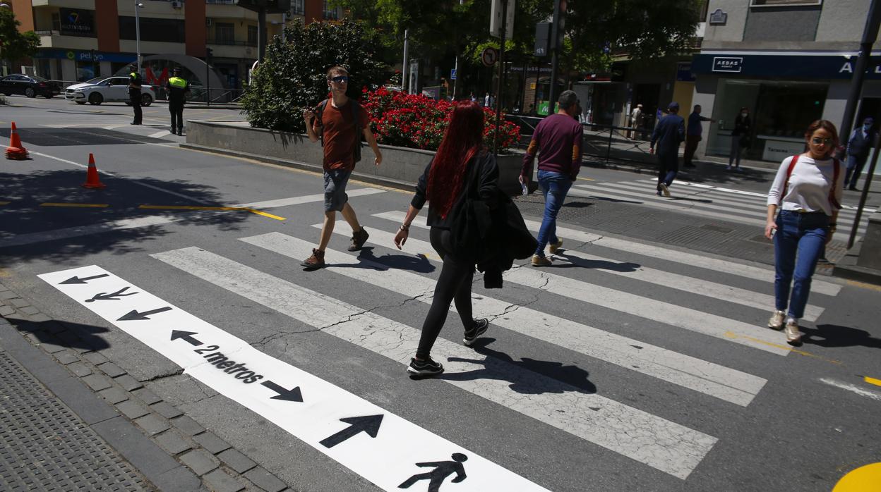 Nuevas señalizaciones en las calles de Granada cuando enttró en la Fase 1 de la desescalada frente al coronavirus.