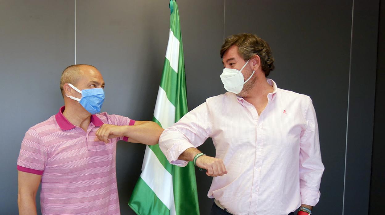 Sabas y González Calvo, tras la firma del acuerdo