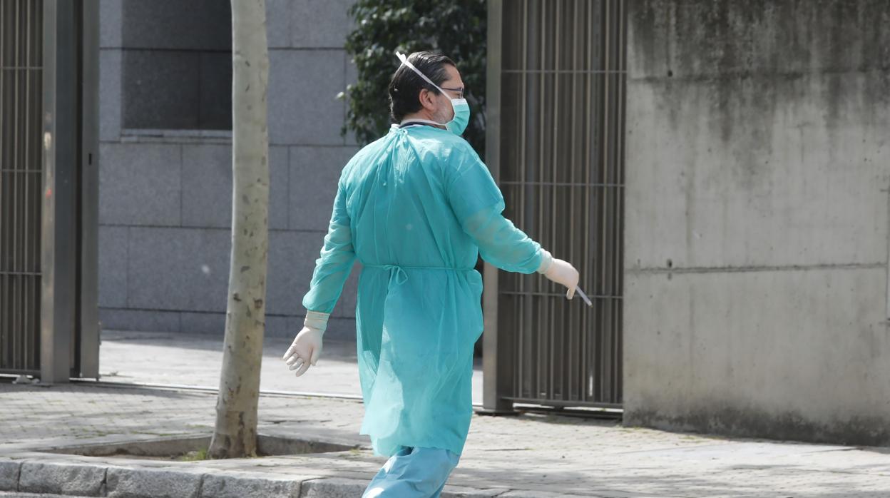 Un sanitario sale del hospital en Sevilla con su traje de protección individual