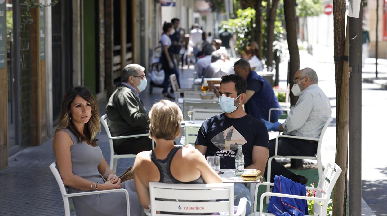 Decenas de personas en los veladores y terrazas de Córdoba