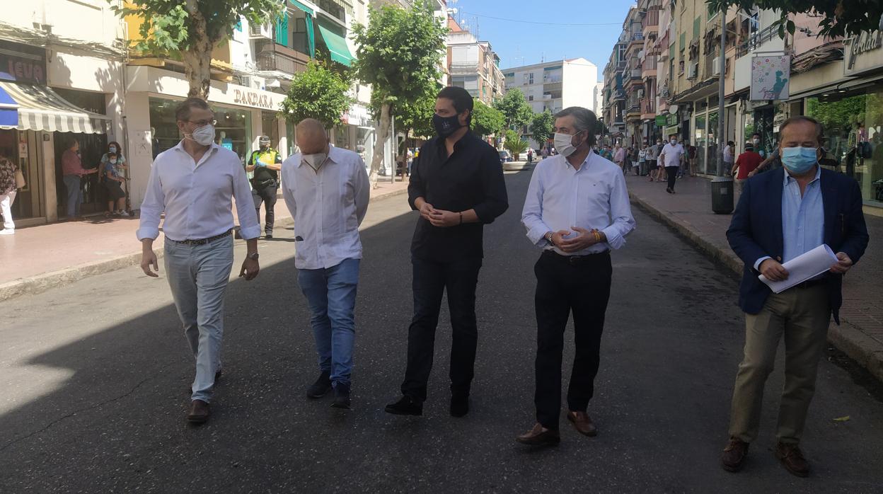El alcalde, hoy en el tramo de la avenida de la Viñuela que ha sido peatonalizado