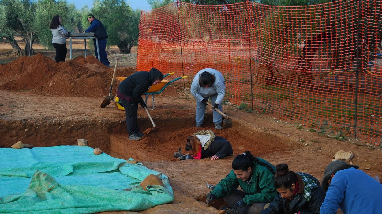 Alumnos del grado de arqueología de la Universidad de Jaén excavan en el Arco de Augusto