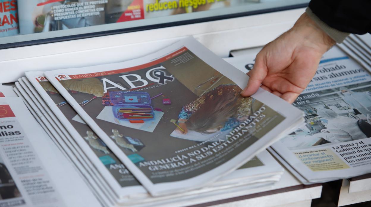 Ejemplares de ABC Córdoba en un quiosco de la ciudad