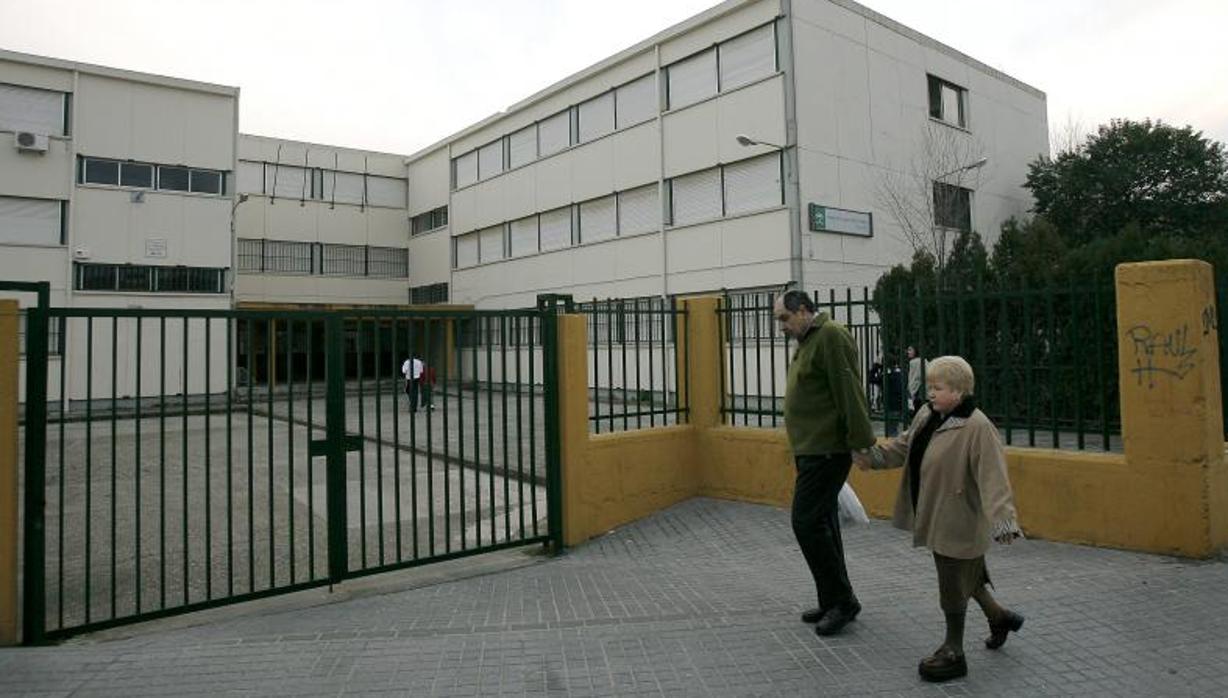 Dos personas pasan frente al Colegio Osio
