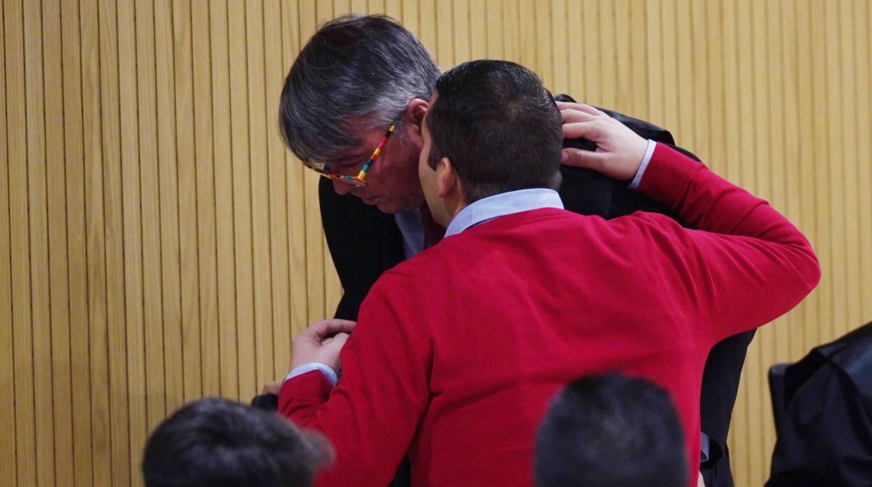 Uno de los acusados consulta con su abogado durante la vista oral