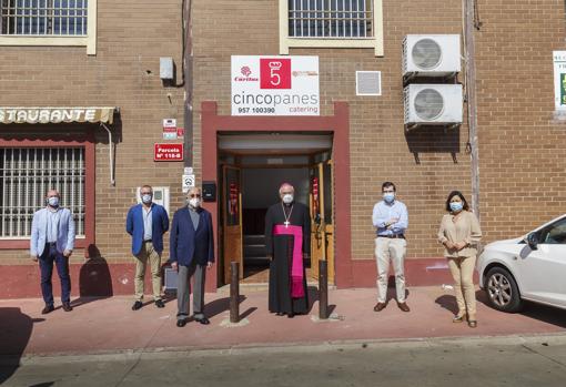 El obispo y los responsables de Cáritas de Córdoba, ante la empresa
