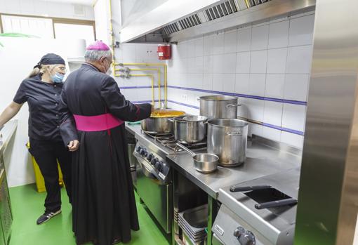 El obispo de Córdoba, Demetrio Fernández, en las instalaciones de Cinco Panes