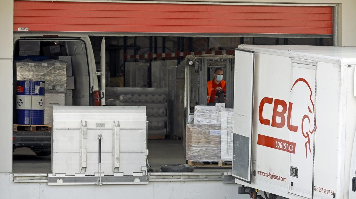 Un trabajador carga mercancía en el Parque Logístico de El Higuerón