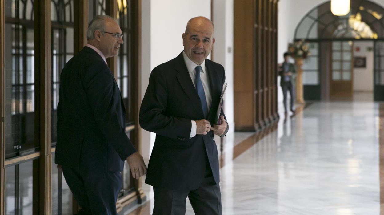 El ex presidente de la Junta de Andalucía, Manuel Chaves (d), a su salida de la comisión