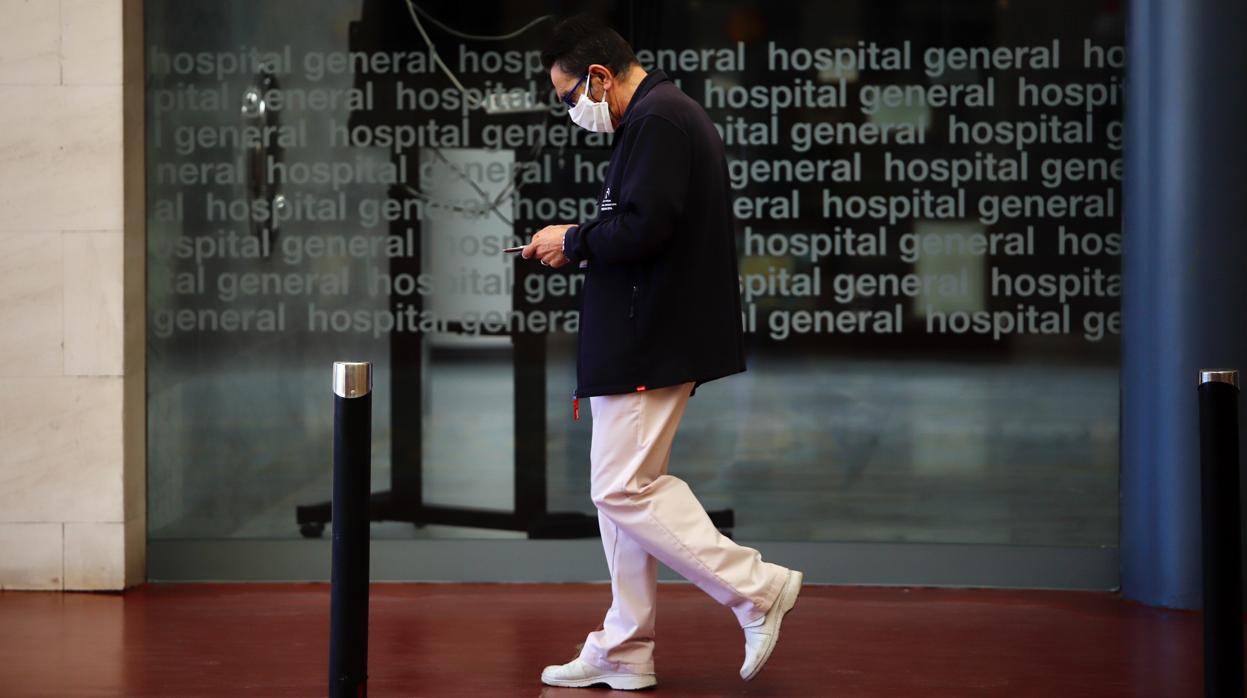Un profesional sanitario transita por el hospital Reina Sofía de Córdoba