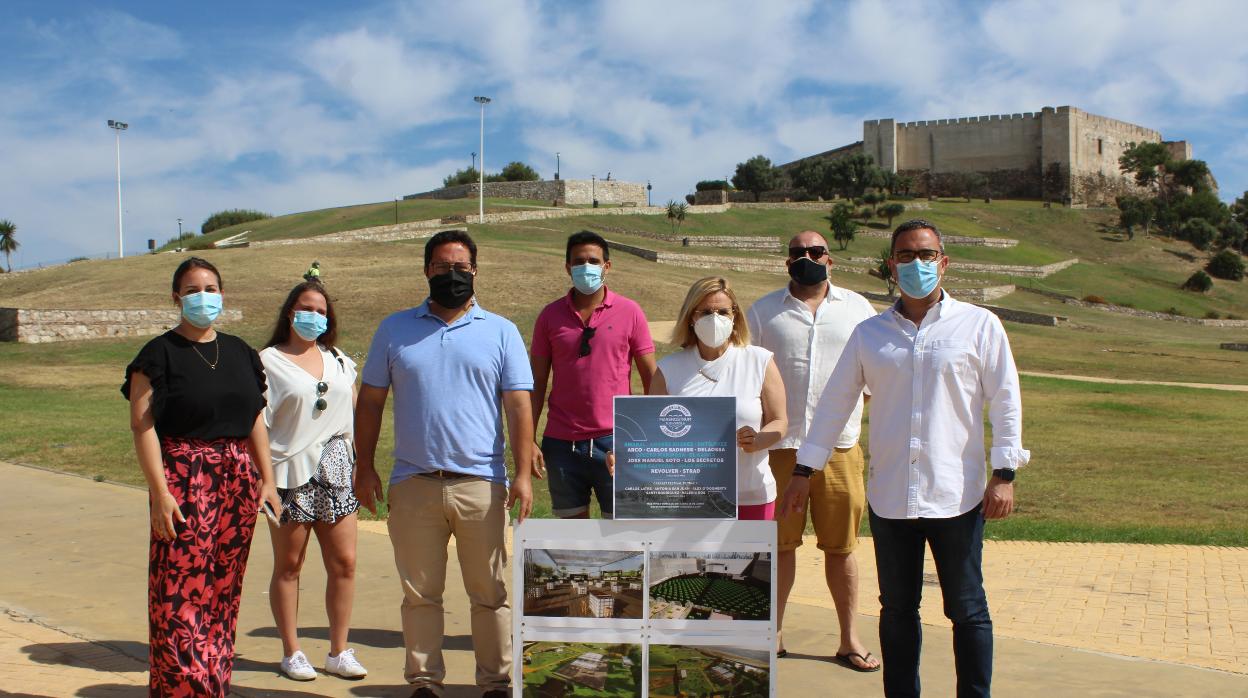 La alcaldesa de Fuengirola y su equipo, a los pies del castillo Sohail