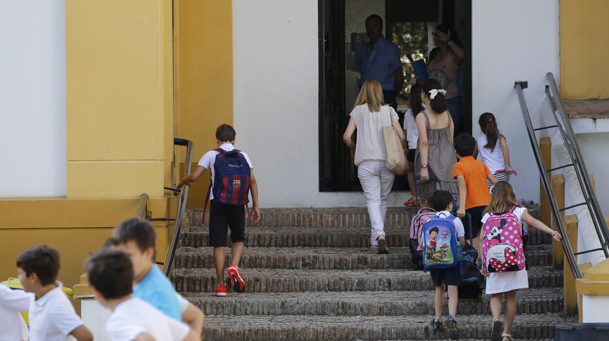 Los escolares entrando en un colegio de la provincia de Córdoba