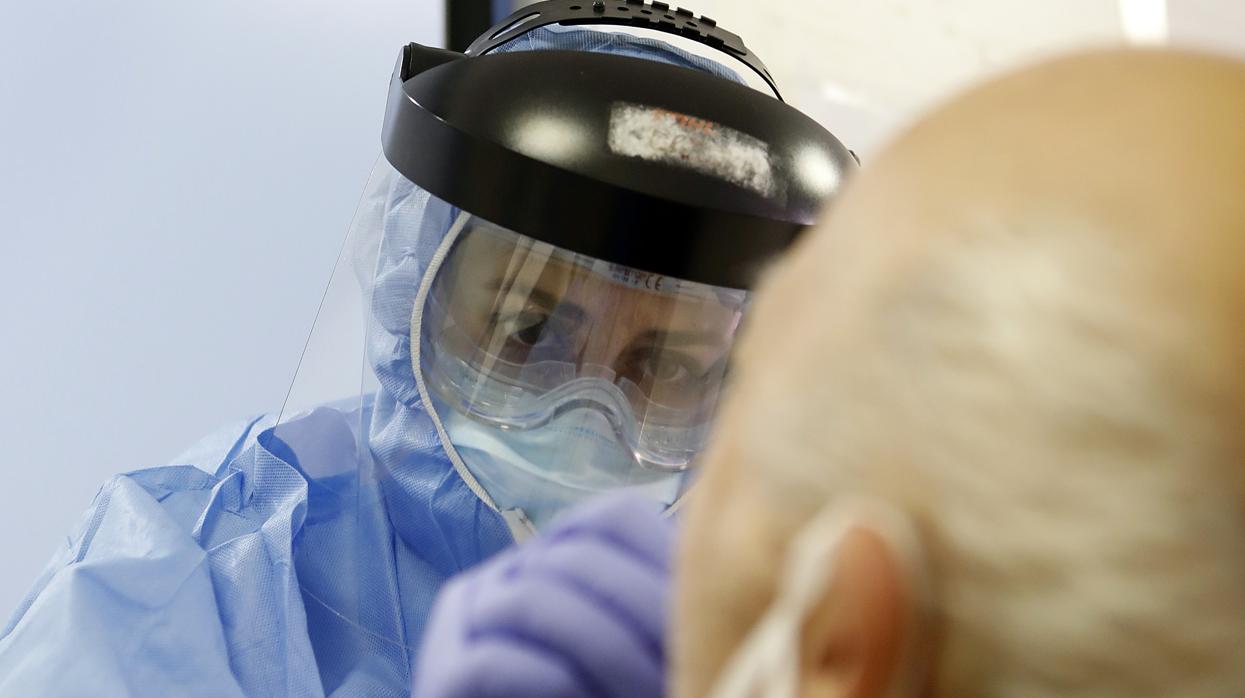 Una sanitaria realiza una prueba PCR a un posible enfermo por coronavirus