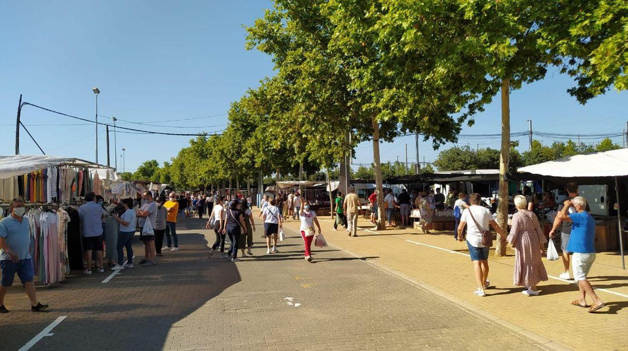 Usuarios del mercadillo del recinto ferial