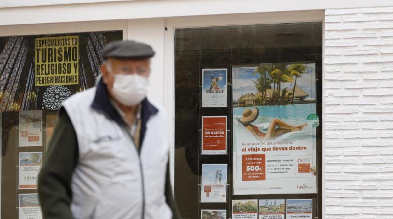 Una agencia de viajes en el Centro de Córdoba, cerrada durante el confinamiento