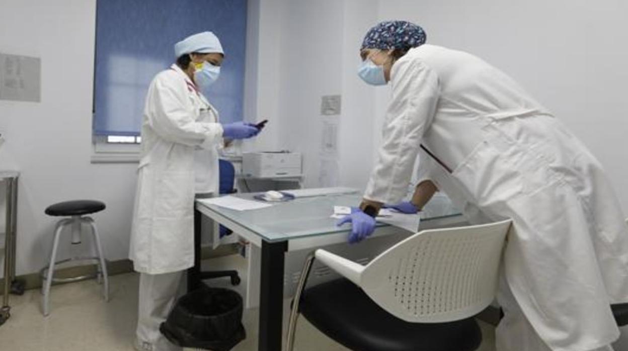 Dos sanitarios en un hospital de Córdoba