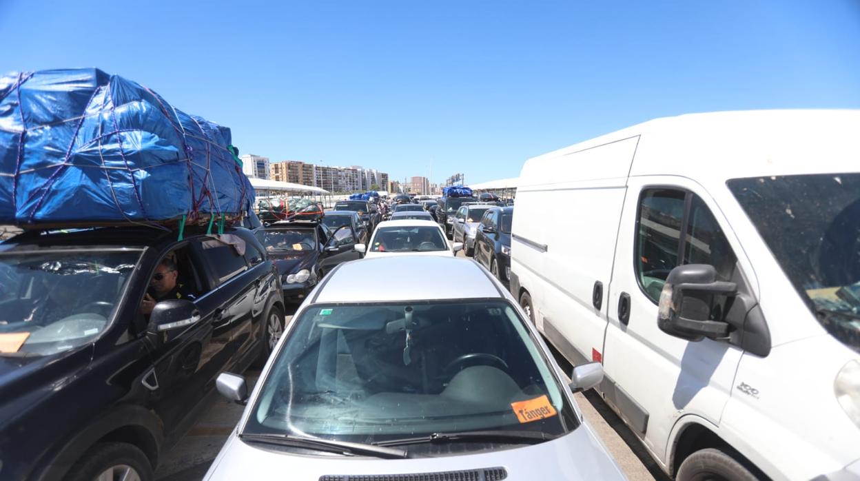 Imagen de archivo de vehículos esperando embarcar a Marruecos en el puerto de Algeciras