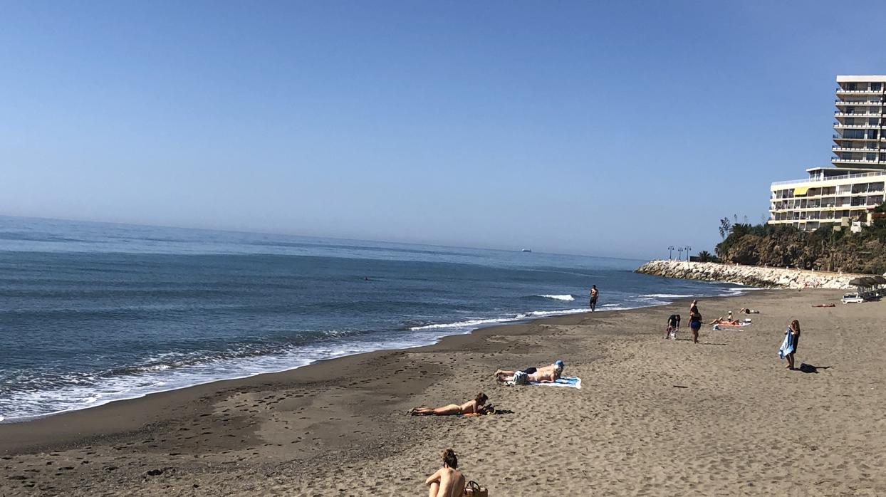 Playa de Torremolinos con distancia social entre usuarios