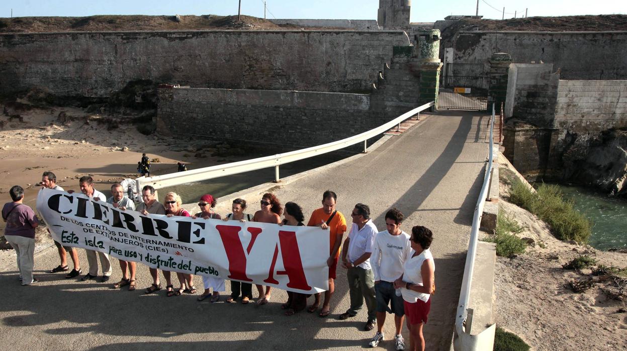 Imagen de una de las protestas ante el CIE de Tarifa exigiendo su cierre.