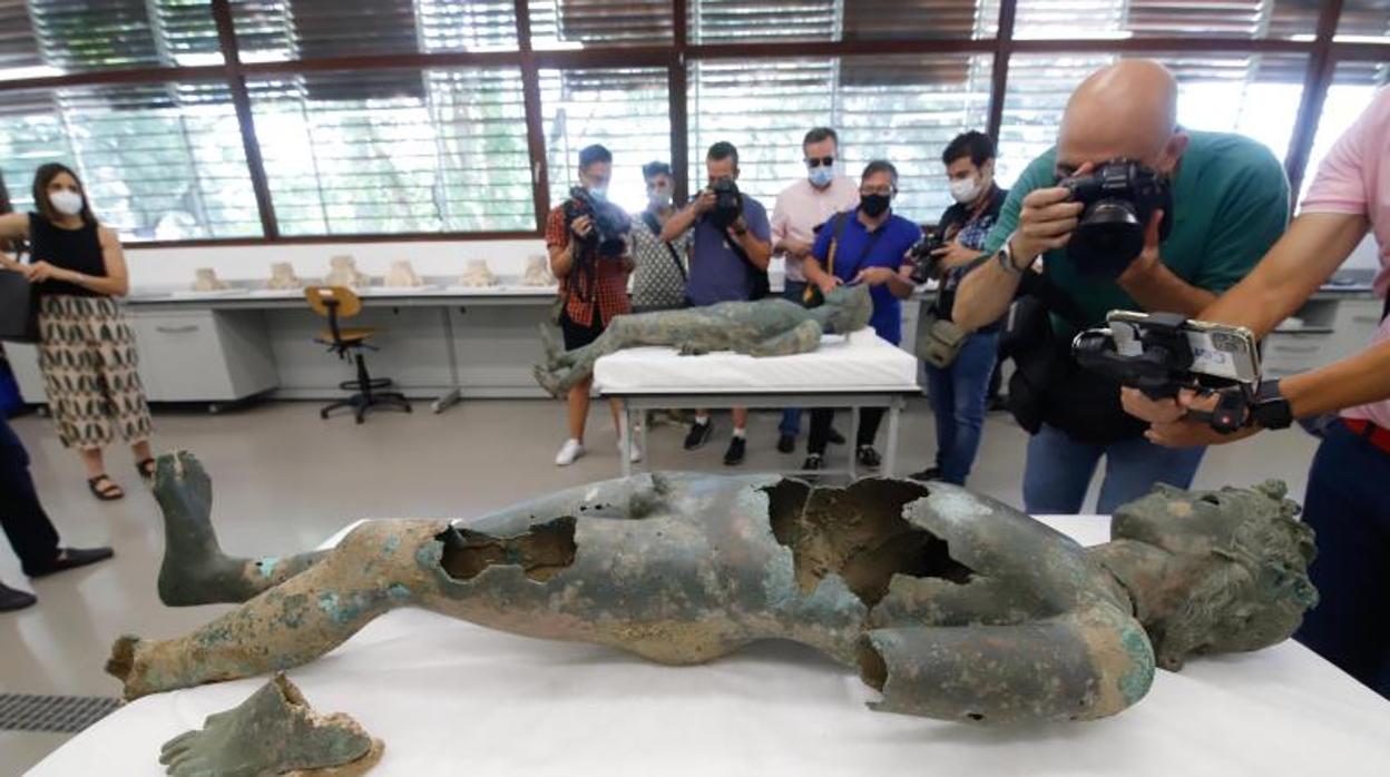 En vídeo, los efebos de Pedro Abad; en la imagen, presentación de las piezas a la prensa en la jornada de hoy