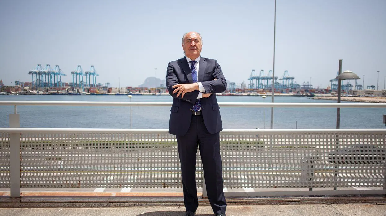 José Ignacio Landaluce, alcalde de Algeciras, con el puerto al fondo