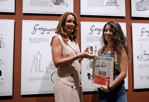 Marian Aguilar entrega el primer premio a Ángeles Ramírez