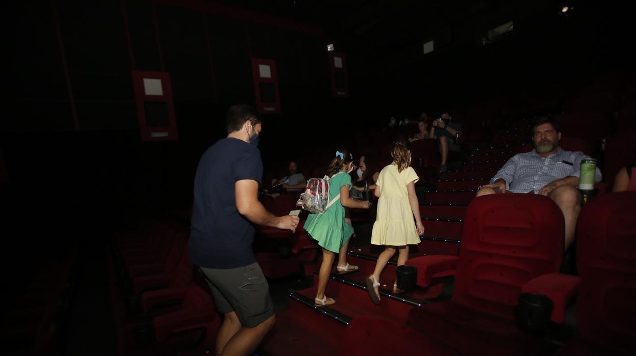 Una familia busca sus asientos en el cine este viernes 26 de junio