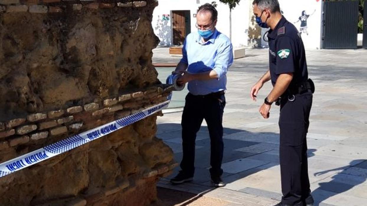 El concejal de Podemos coloca el precinto en el Templo Romano en presencia del policía local