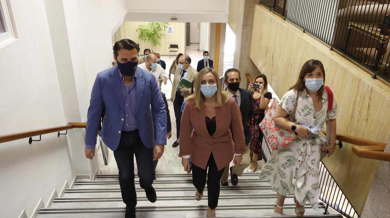 El alcalde de Córdoba, José María Bellido, y la consejera de Fomento, Marifrán Carazo, en el Ayuntamiento