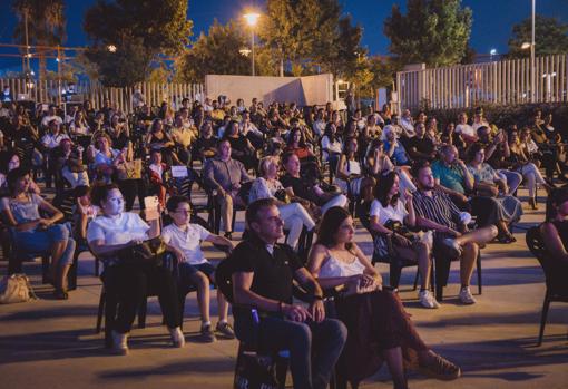 El público asistente al concierto en el patio del Auditorio de Lucena