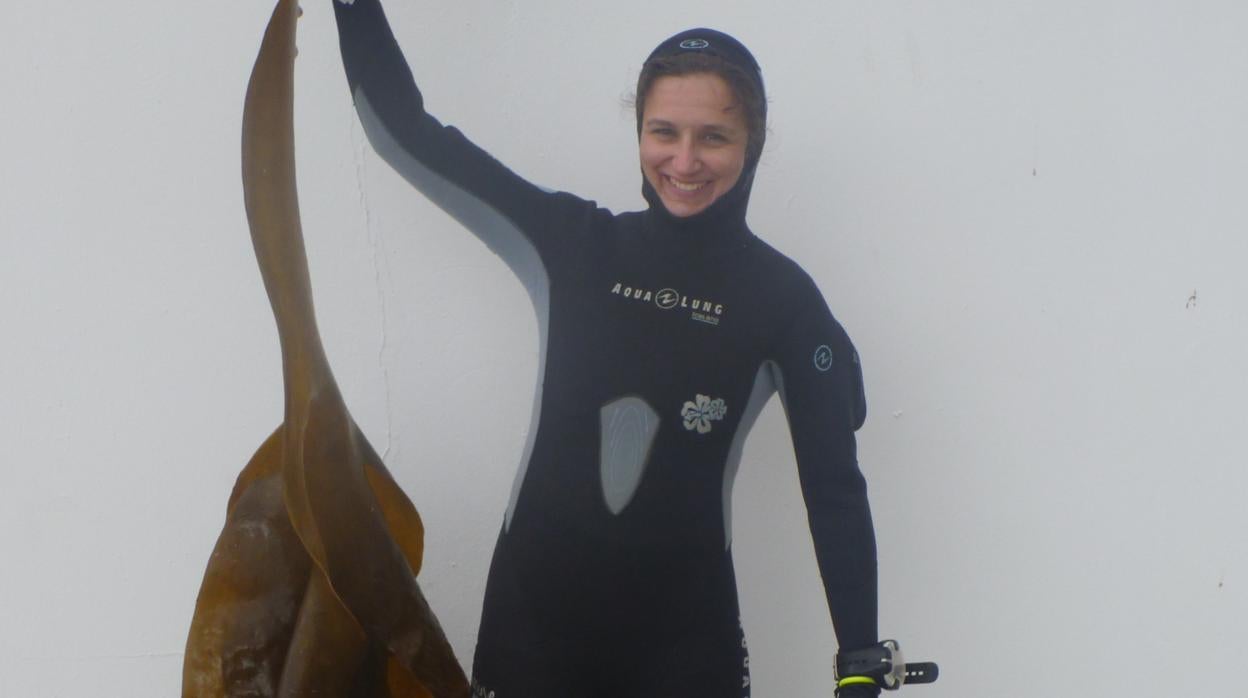 La profesora María Altamirano, con un pliego de Rugulopteryx