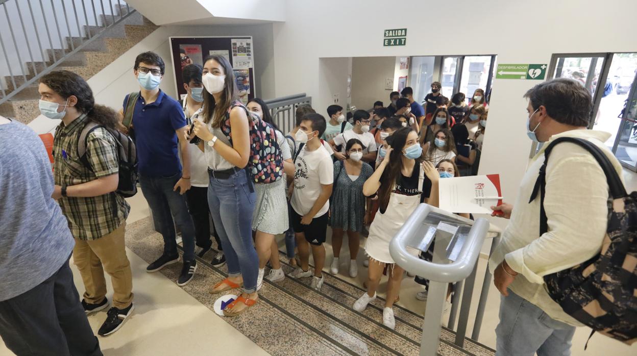 Alumnos en el momento de entrar en las pruebas de Selectividad en Córdoba